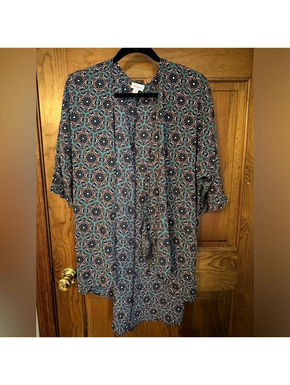 LuLaRoe Lindsay Cardigan Kimono Wrap Medium 3/4 Sleeve Silky High Low NWOT